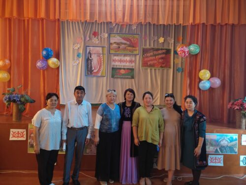 День кыргызского языка отмечается в Кыргызстане ежегодно 23 сентября . Этот праздник был учрежден в ознаменовании принятия закона Кыргызской ССР "О языке" в 1989 году.